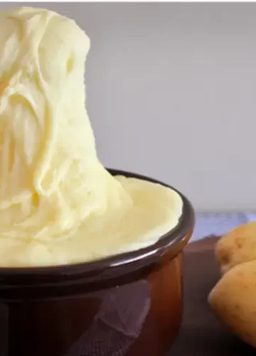 Receita de Aligot purê de dois queijos elástico