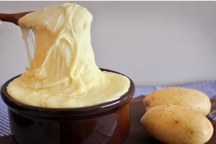 Receita de Aligot purê de dois queijos elástico