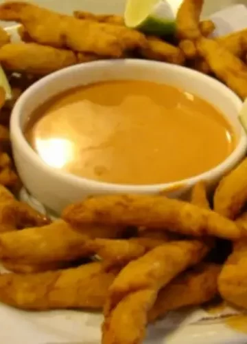 Aperitivo de Iscas de Peixes com Molho Tártaro