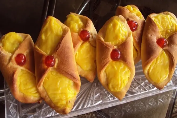 Receita de Argentino, é um tipo de pão doce com recheio de creme