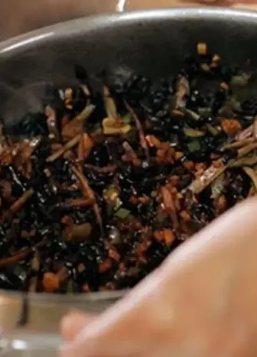 Receita de Arroz Negro Crocante com legumes