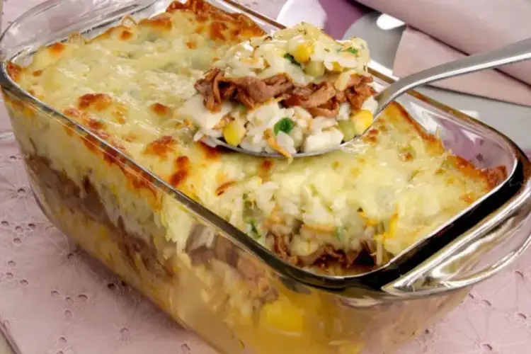 Arroz de forno em camadas