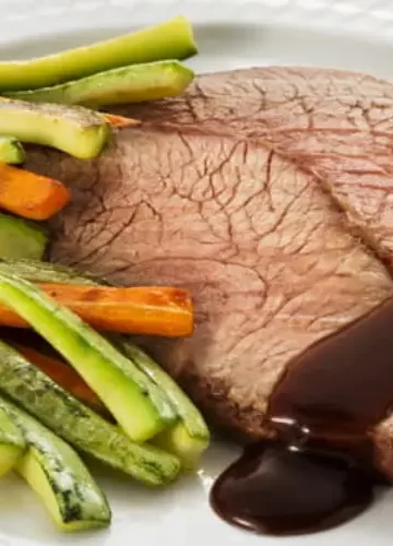 Assado de peito bovino com Molho barbecue e legumes