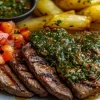 Bife e batatas como molho chimichurri
