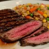 Bife grelhado fatiado com arroz frito com vegetais