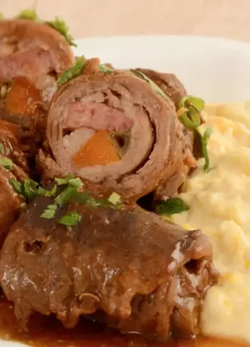 Bife rolê com creme de milho