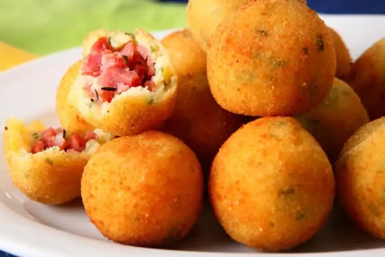 Receita de Bolinho com Calabresa de Minuto