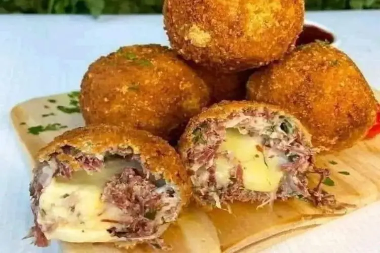 Receita de Bolinho de Carne Seca