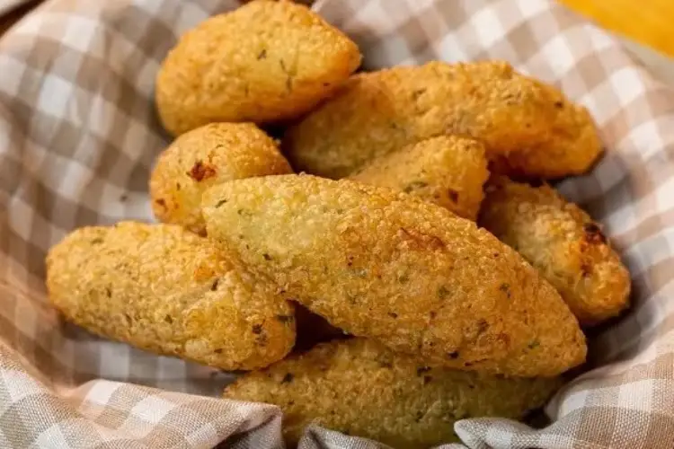 Receita de Bolinho Aipim com Salame e Queijo