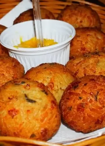 Receita de Bolinho de arroz com carne seca e queijo