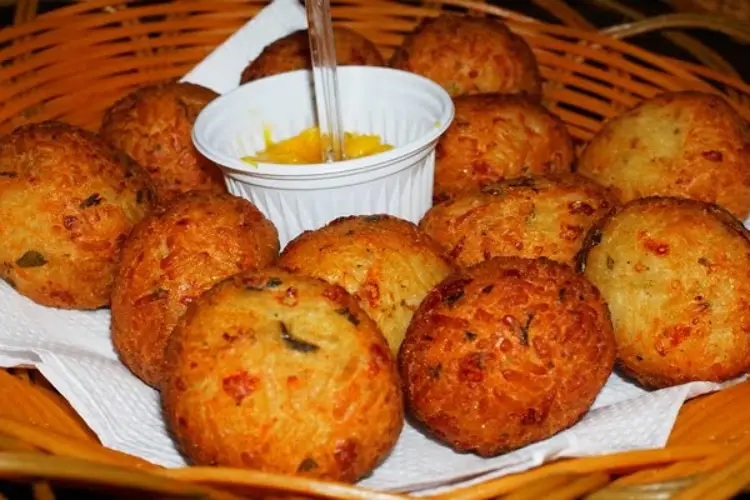 Receita de Bolinho de arroz com carne seca e queijo