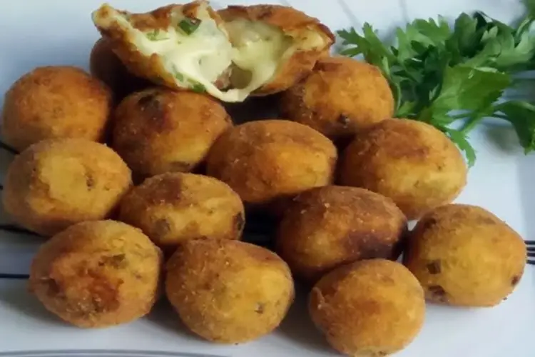 Receita de Bolinho de batata doce recheado com queijo