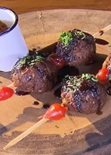 Bolinho de carne de sol ao molho de jabuticaba