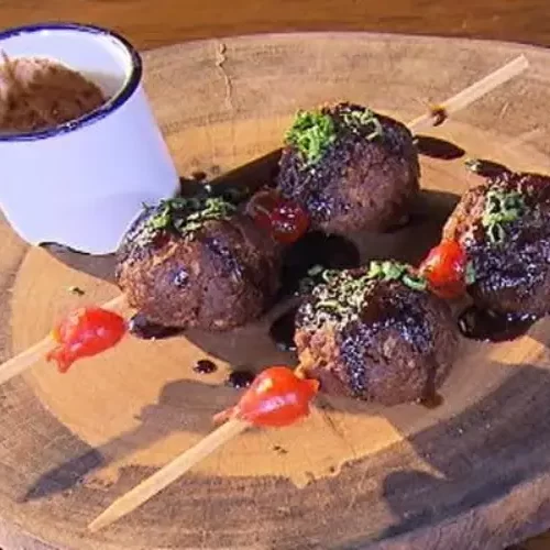 Bolinho de carne de sol ao molho de jabuticaba