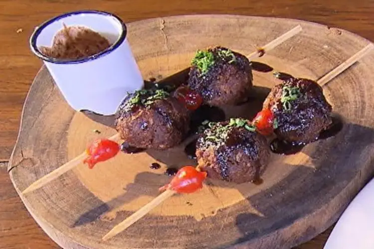 Receita de Bolinho de carne de sol ao molho de jabuticaba