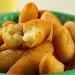 Bolinho de mandioca com queijo e ervas