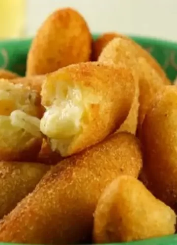 Bolinho de mandioca com queijo e ervas