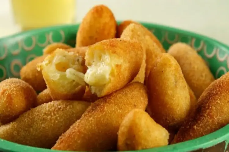 Receita de Bolinho de mandioca com queijo e ervas