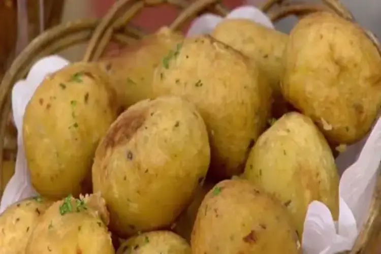 Receita de Bolinho de Aipim com Queijo