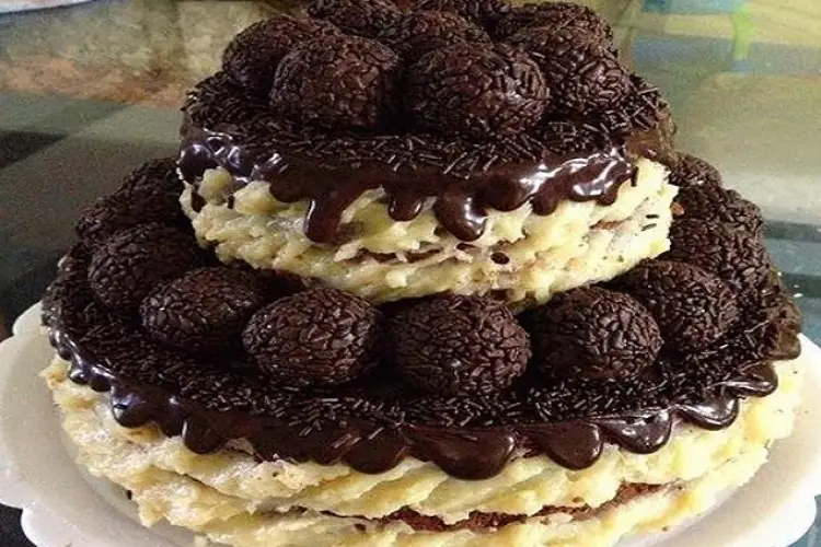 Receita de Bolo de Beijinho e Brigadeiro