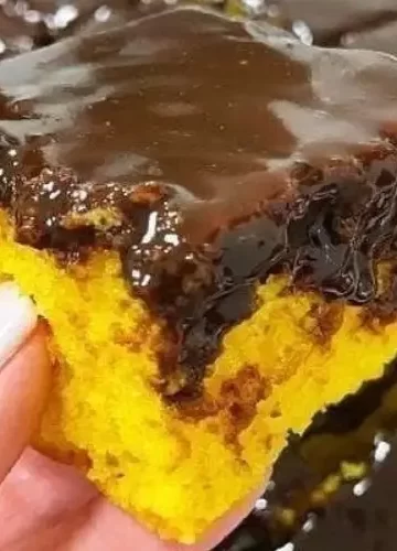 Bolo de Cenoura com cobertura de Chocolate e mel