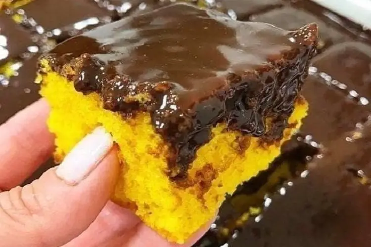 Receita de Bolo de Cenoura com cobertura de Chocolate e mel