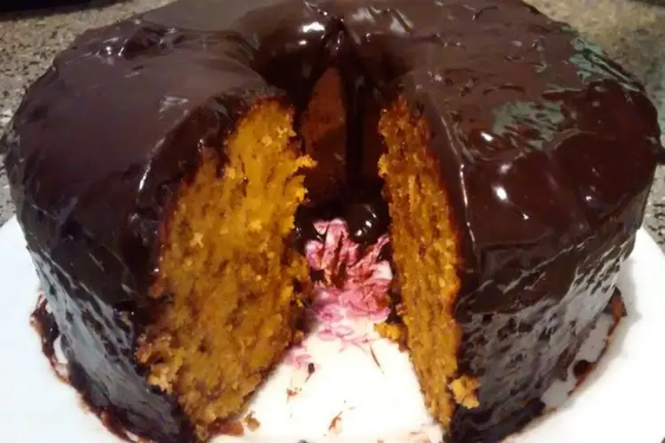 Receita de Bolo de Cenoura com Cobertura de Chocolate