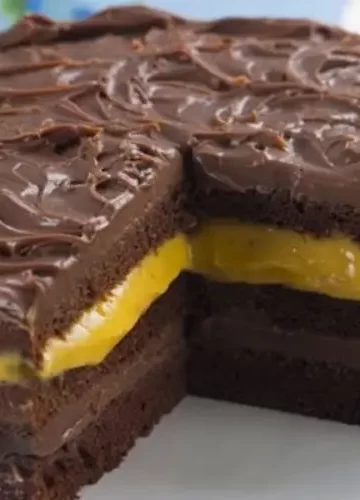 Bolo de Chocolate Com Creme de Maracujá