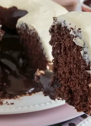 Receita de Bolo de Chocolate Cremoso com Cobertura de Leite linho