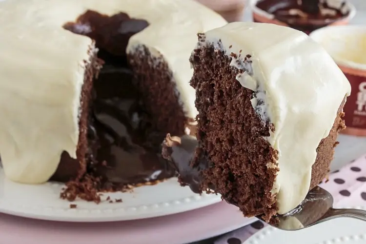 Receita de Bolo de Chocolate Cremoso com Cobertura de Leite linho