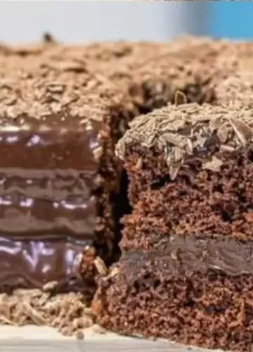 Bolo de chocolate com brigadeiro cremoso
