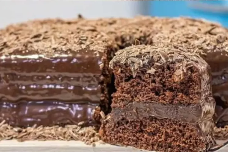 Bolo de chocolate com brigadeiro cremoso