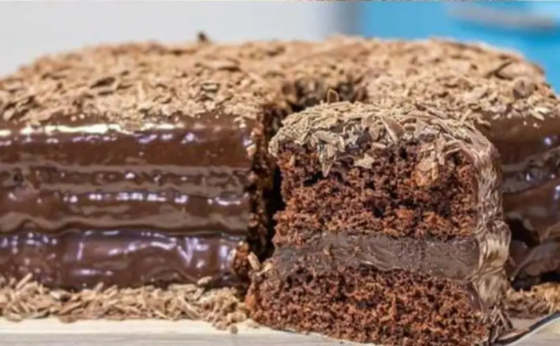 Bolo de chocolate com brigadeiro cremoso