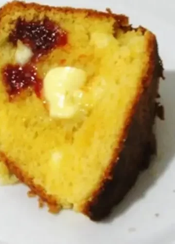 Bolo de Fubá com Goiabada e Queijo