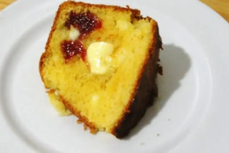 Receita de Bolo de Fubá com Goiabada e Queijo