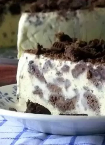 Receita de Bolo de Sorvete Recheado com Bolacha