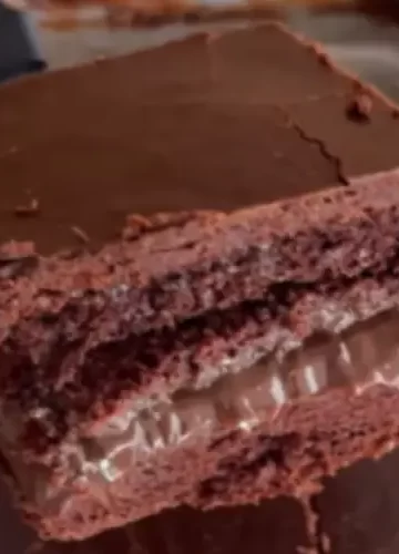 Bolo de brigadeiro com casquinha crocante