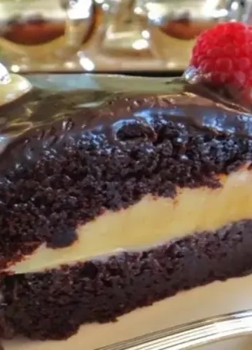 Bolo de Chocolate Úmido com 2 Brigadeiros