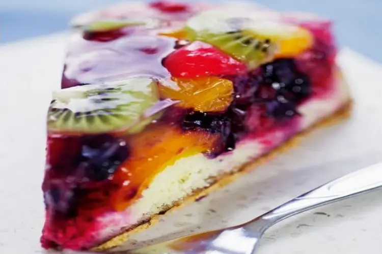 Receita de Bolo de Coco com Geleia e Frutas Frescas