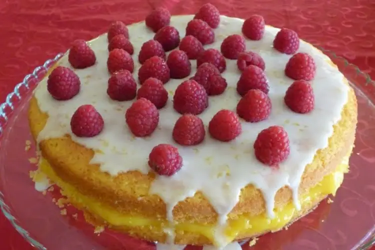 Receita de Bolo de limão com glacé de limão e framboesas