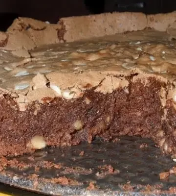 Bolo úmido de chocolate com avelãs