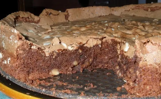 Bolo úmido de chocolate com avelãs
