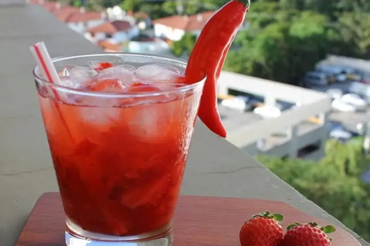 Receita de Caipirinha de Morango e Pimenta