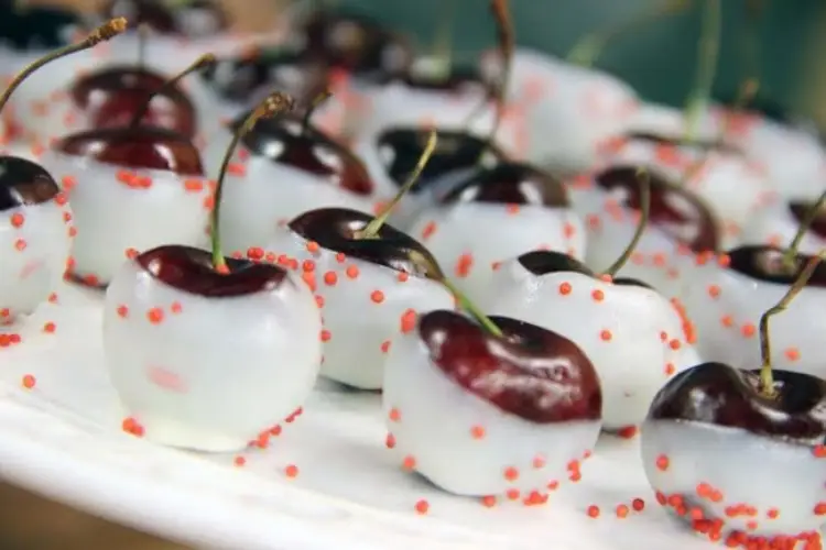 Receita de Cerejas com Chocolate Branco, aprenda com essa receita simples e fácil como fazer essa delicia com cerejas e chocolate branco