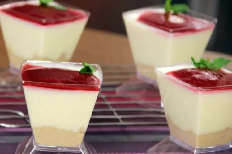 Receita de Cheesecake de Colher com Coulis de Framboesa