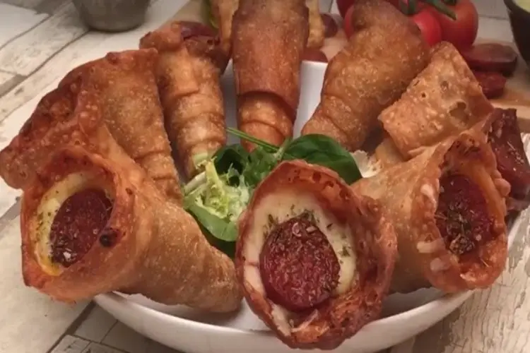 Receita de Cone com massa de Pastel e recheio de Pizza