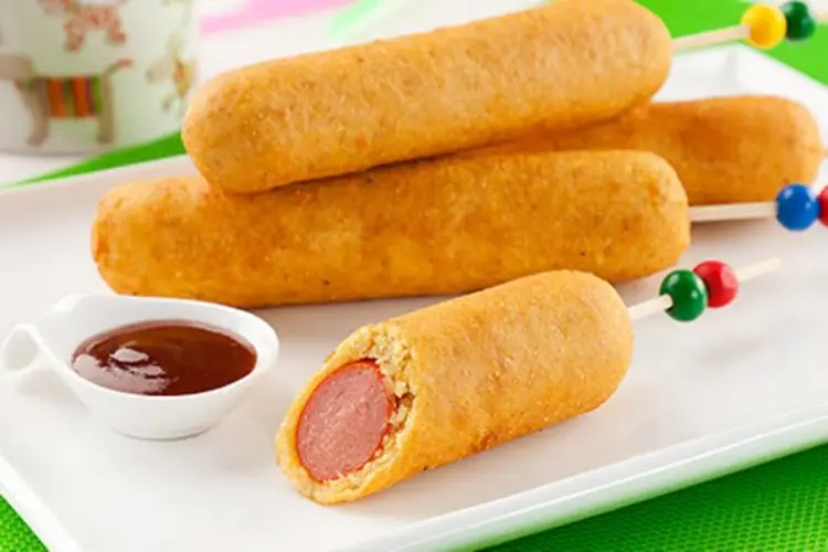 Receita de Corn Dog Enroladinho de Salsicha Frito no Palito