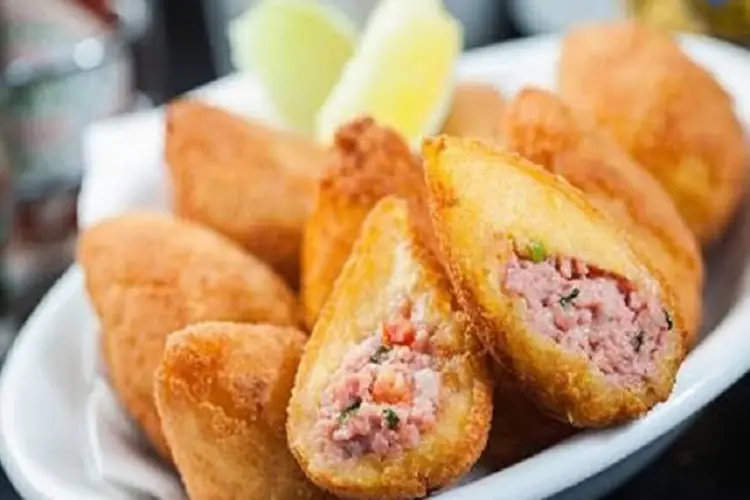 Receita de Coxinha com Massa de Mandioquinha e Recheio de Mortadela