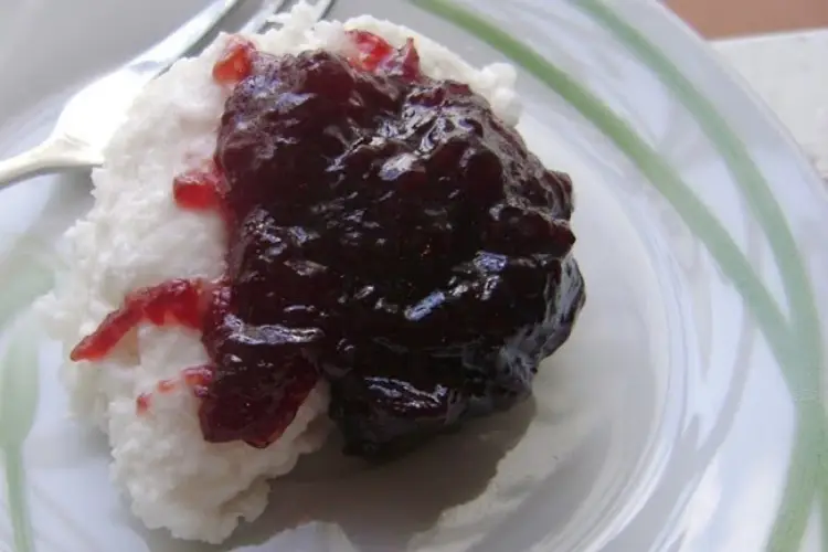 Cuscuz de Tapioca com Doce de Açaí,