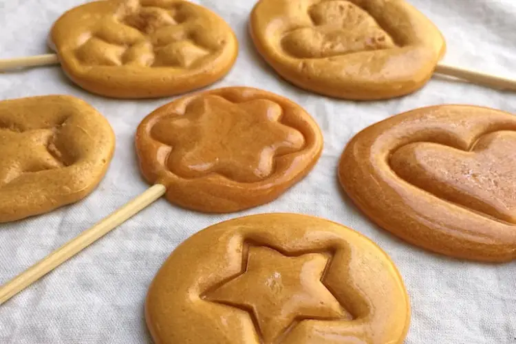 Doce de Açúcar Coreano, Bbobgi (뽑기) ou Dalgona (달고나).Dalgona candy